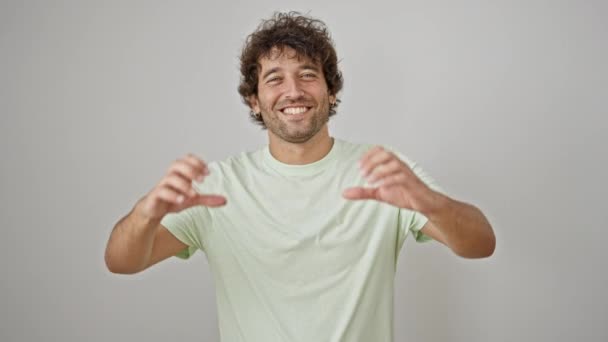 Jovem Hispânico Homem Sorrindo Confiante Fazendo Gesto Coração Com Mãos — Vídeo de Stock