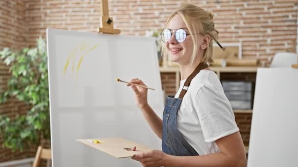 Jonge Blonde Vrouw Kunstenaar Glimlachen Zelfverzekerde Tekening Kunststudio — Stockvideo