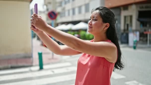 Jovem Chinesa Sorrindo Confiante Fazendo Foto Pelo Smartphone Rua — Vídeo de Stock