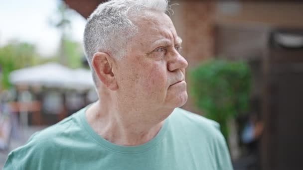 Orta Yaşlı Kır Saçlı Bir Adam Sokakta Ciddi Bir Ifadeyle — Stok video