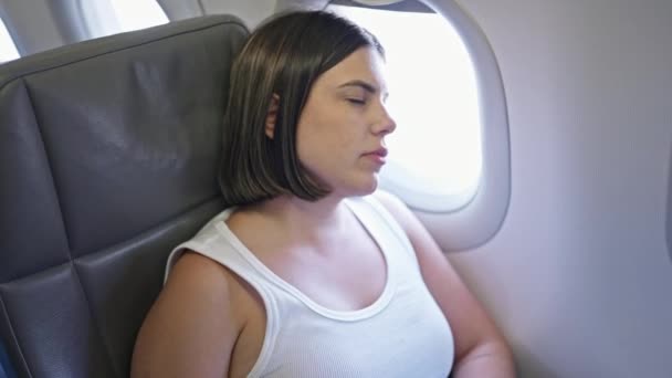 Joven Hermosa Mujer Hispana Durmiendo Sentada Avión — Vídeos de Stock