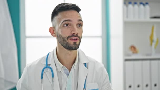 Genç Spanyol Doktor Klinikteki Termometreyle Sıcaklık Ölçümü Yapıyor — Stok video