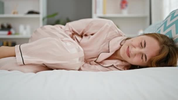 Wanita Muda Yang Menderita Untuk Nyeri Menstruasi Berbaring Tempat Tidur — Stok Video