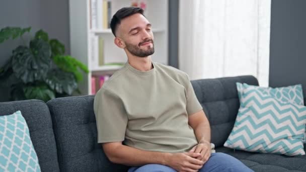 Joven Hombre Hispano Relajado Con Las Manos Cabeza Sentado Sofá — Vídeo de stock