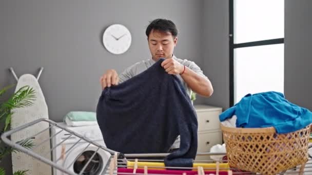 Věšení Oblečení Prádelní Lince Prádelně — Stock video