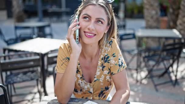 Νεαρή Ξανθιά Γυναίκα Χαμογελά Αυτοπεποίθηση Μιλώντας Στο Smartphone Στη Βεράντα — Αρχείο Βίντεο