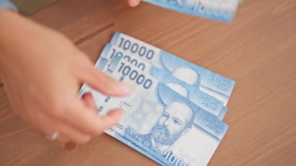 Jonge Mooie Spaanse Vrouw Tellen Chileense Pesos Bankbiljetten Aan Tafel — Stockvideo