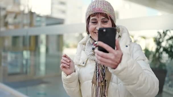 Dojrzałe Latynoska Kobieta Uśmiechnięta Pewnie Pomocą Smartfona Taniec Ulicy — Wideo stockowe