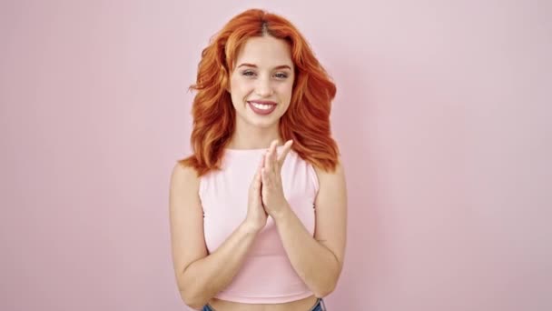 Genç Kızıl Saçlı Kadın Gülümsüyor Kendine Güveni Tam Pembe Arka — Stok video