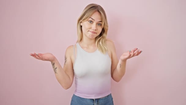 Młoda Blondynka Stojąca Bez Pojęcia Odizolowanym Różowym Tle — Wideo stockowe