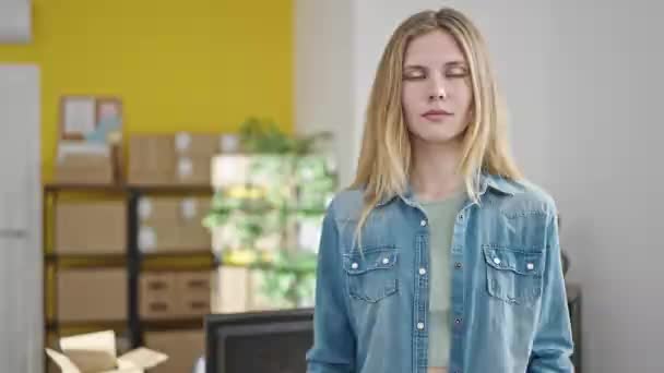 Sarışın Genç Bir Kadın Kadını Kollarını Kavuşturup Ofiste Gülümsüyor — Stok video