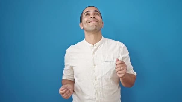Mladý Hispánec Muž Usměvavý Jistý Tanec Přes Izolované Modré Pozadí — Stock video