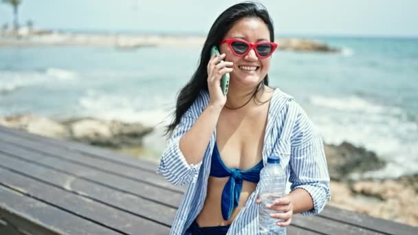 Ung Kinesisk Kvinna Turist Talar Smartphone Innehav Flaska Vatten Vid — Stockvideo