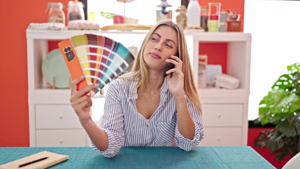 Молода Блондинка Тримає Кольоровий Тест Розмовляючи Смартфоні Їдальні — стокове відео