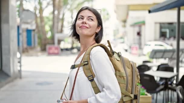 Jonge Mooie Spaanse Vrouw Toerist Glimlachend Zelfverzekerd Dragen Van Rugzak — Stockvideo