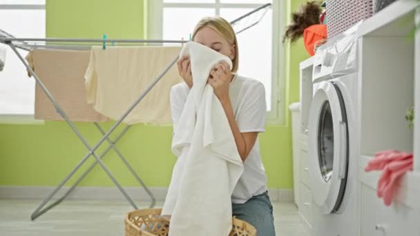 Çamaşır Odasında Gülümseyen Temiz Havlu Kokan Genç Sarışın Kadın — Stok video