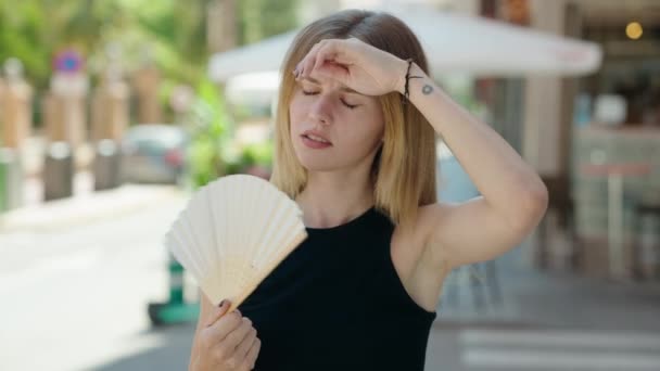 Tinere Blonda Femeie Care Folosește Handfan Care Suferă Fierbinte Cafenea — Videoclip de stoc