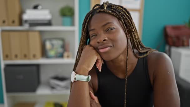 Afroamerykanka Kobieta Biznes Pracownik Siedzi Stole Myśląc Biurze — Wideo stockowe