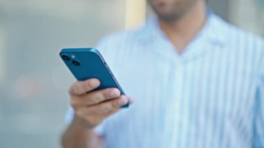 Genç İspanyol adam gülümsüyor. Kendine güveniyor. Sokakta akıllı telefondan konuşuyor.