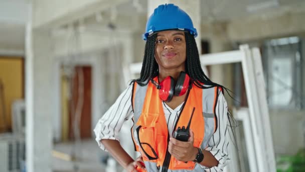 Африканська Жінка Американка Яка Впевнено Посміхається Роблячи Великий Жест Будівельному — стокове відео