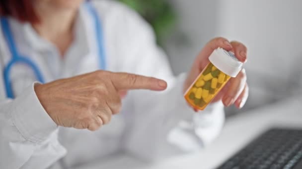 Médica Meia Idade Prescrevendo Pílulas Clínica — Vídeo de Stock
