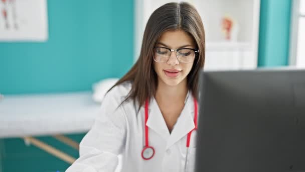 Giovane Medico Donna Caucasica Utilizzando Computer Prendere Appunti Clinica — Video Stock