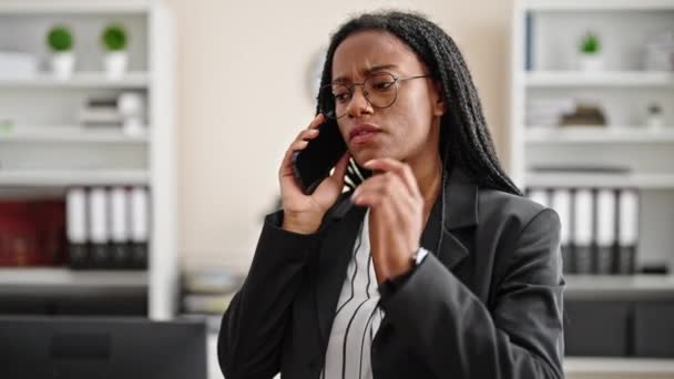 Trabajadora Negocios Afroamericana Mirando Reloj Hablando Teléfono Inteligente Oficina — Vídeos de Stock