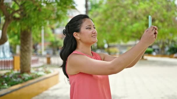 Genç Çinli Kadın Kendine Güvenerek Gülümsüyor Parktaki Akıllı Telefonun Yanında — Stok video