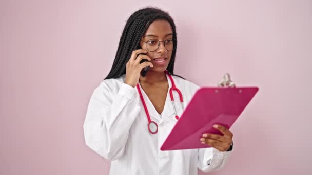 Africano Americano Mulher Médico Ler Documento Área Transferência Falando Smartphone — Vídeo de Stock
