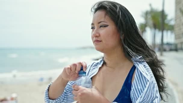 Jonge Chinese Vrouw Toeristisch Drinkwater Aan Zee — Stockvideo