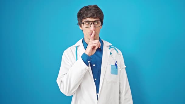 Νεαρός Ισπανός Γιατρός Ζητά Ησυχία Για Απομονωμένο Μπλε Φόντο — Αρχείο Βίντεο