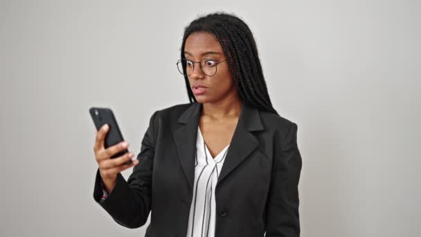 Afroamerikansk Kvinna Företagare Ser Smartphone Med Överraskning Uttryck Över Isolerade — Stockvideo