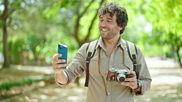 Giovane Ispanico Uomo Turistico Possesso Fotocamera Vintage Fare Selfie Smartphone — Video Stock