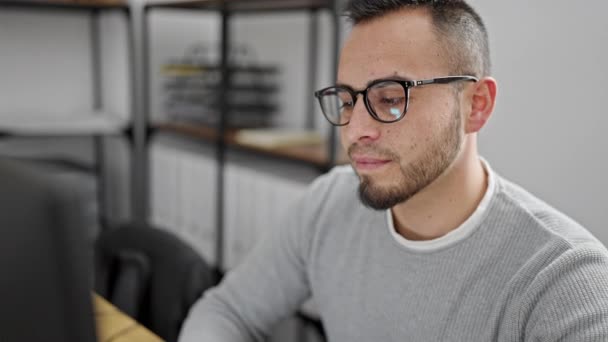 Ισπανόφωνος Επιχειρηματίας Που Χρησιμοποιεί Υπολογιστή Χαμογελώντας Στο Γραφείο — Αρχείο Βίντεο