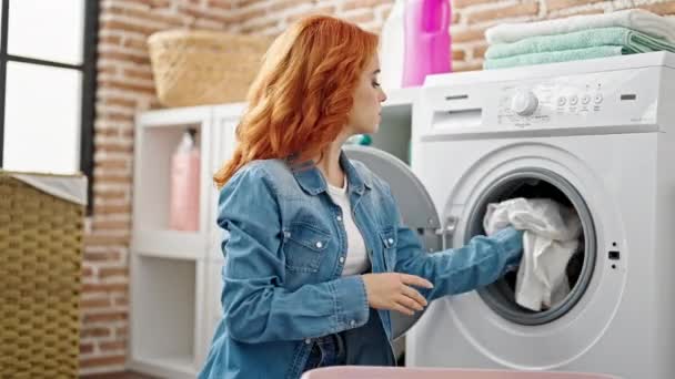 Çamaşır Odasında Kirli Çamaşırları Kokan Genç Kızıl Saçlı Kadın — Stok video