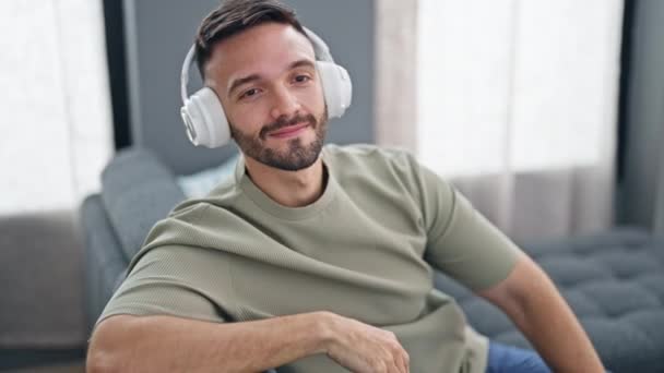 Joven Hispano Escuchando Música Sentado Sofá Casa — Vídeo de stock