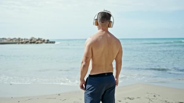 Young Man Tourist Listening Music Dancing Backwards Beach — Stock Video