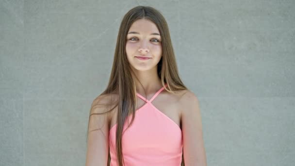 Genç Güzel Bir Kız Kendine Güvenerek Gülümsüyor Zole Edilmiş Beyaz — Stok video