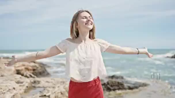 Ung Blond Kvinna Turist Ler Säker Stående Med Armarna Öppna — Stockvideo