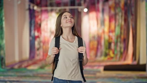 Jovem Estudante Bonita Usando Mochila Olhando Redor Sorrindo Galeria Arte — Vídeo de Stock