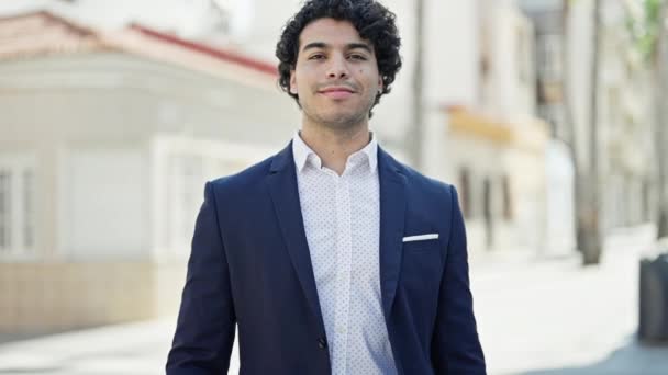 Mladý Latinský Člověk Obchodní Pracovník Úsměvem Sebevědomý Dělat Přijít Gesto — Stock video
