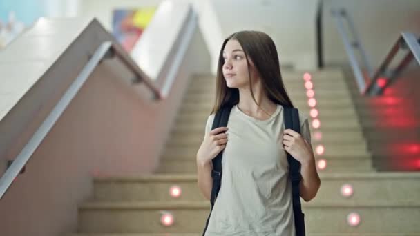 Joven Hermosa Chica Estudiante Usando Mochila Escaleras Abajo Escuela — Vídeos de Stock