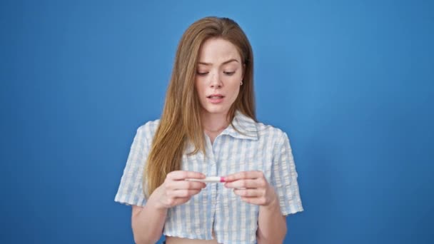 Молодая Блондинка Проводит Тест Беременность Нервным Лицом Изолированном Синем Фоне — стоковое видео