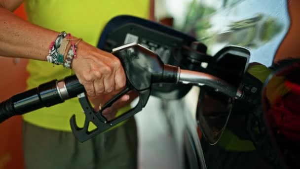 Femeie Hispanică Vârstă Mijlocie Pus Benzină Mașină Benzinărie — Videoclip de stoc