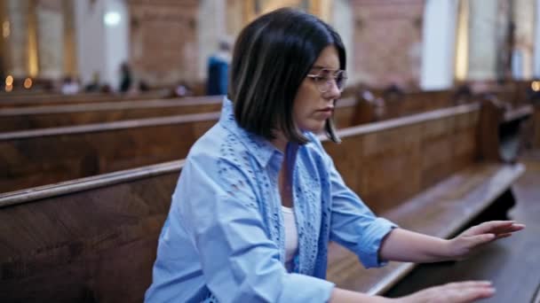 Kilise Bankında Dua Eden Genç Güzel Spanyol Kadın — Stok video