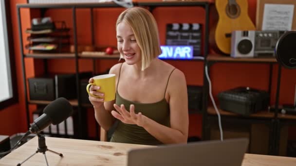 Genç Sarışın Radyo Muhabiri Podcast Stüdyosunda Kahve Içerken Konuşuyor — Stok video