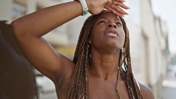 Mujer Afroamericana Mirando Cielo Cubriendo Sol Con Mano Calle — Vídeos de Stock