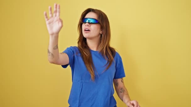 Mujer Hispana Hermosa Joven Usando Gafas Realidad Virtual Jugando Sobre — Vídeo de stock