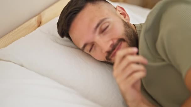 Jeune Homme Hispanique Couché Sur Lit Dormant Dans Chambre — Video