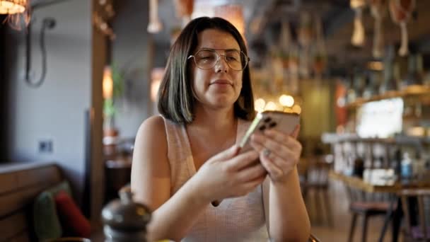 Молодая Красивая Латиноамериканка Говорит Телефону Сидя Столе Ресторане — стоковое видео